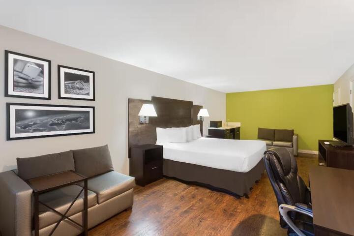 1 King Bed (4 of 17)