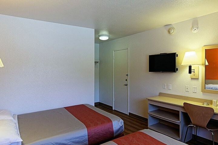 Deluxe Room 2 Double Beds Refrigerator, Microwave (3 of 8)