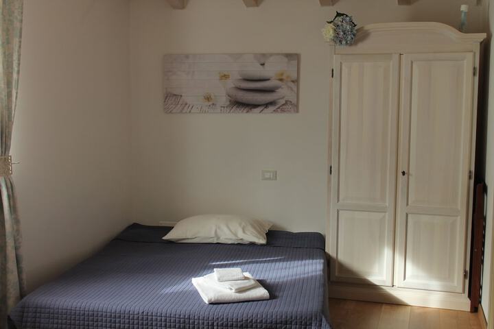 Room 10 of 12