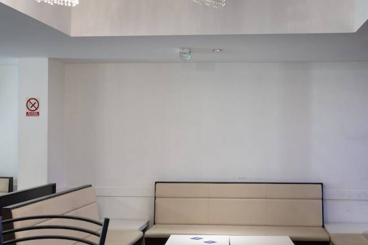 Lounge 28 of 30