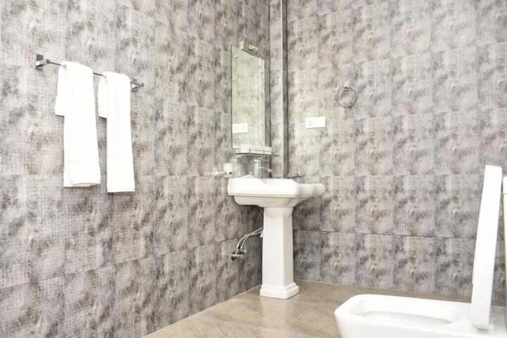 Room 4 of 7