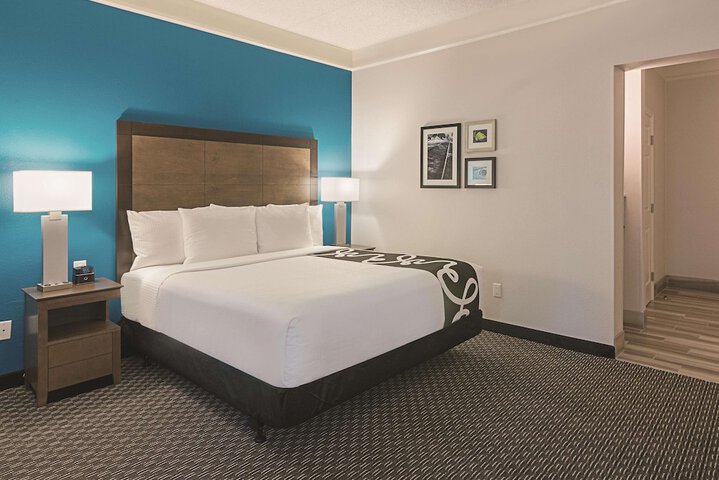1 King Bed Mobility Hearing Impaired Accessible Room (22 of 24)