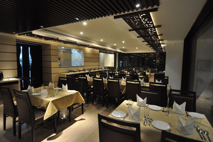 Dining 8 of 31
