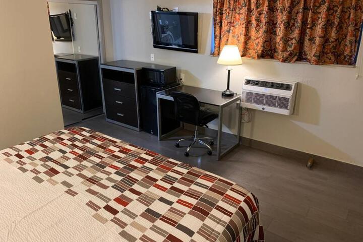 Deluxe King Bed (4 of 8)