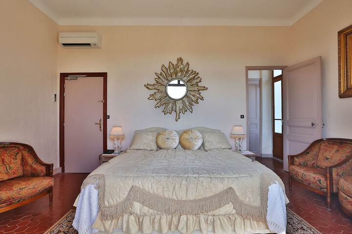 Room 18 of 112