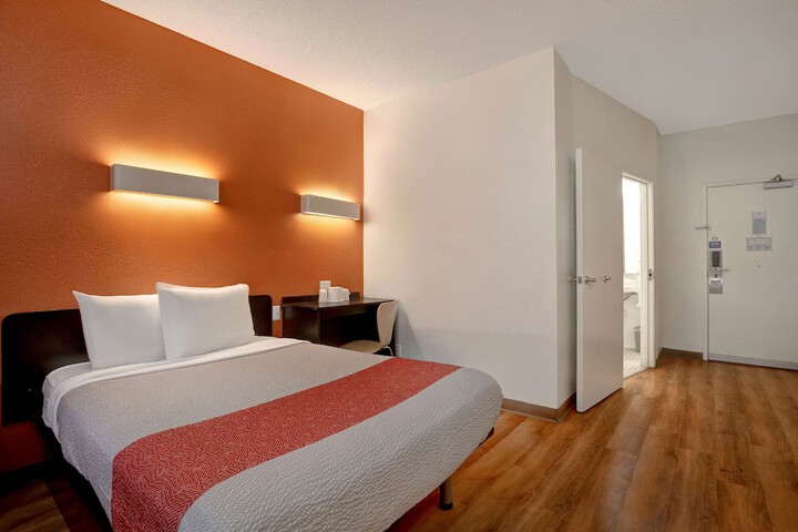 1 Queen Bed (9 of 16)