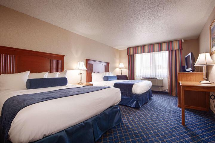 1 Queen Bed Accessible (12 of 15)