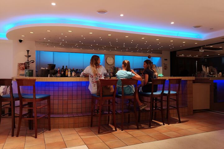 Lounge 88 of 90