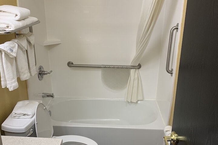 1 Queen Bed (2 of 29)