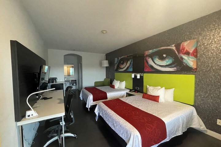 2 Queen Beds (10 of 12)