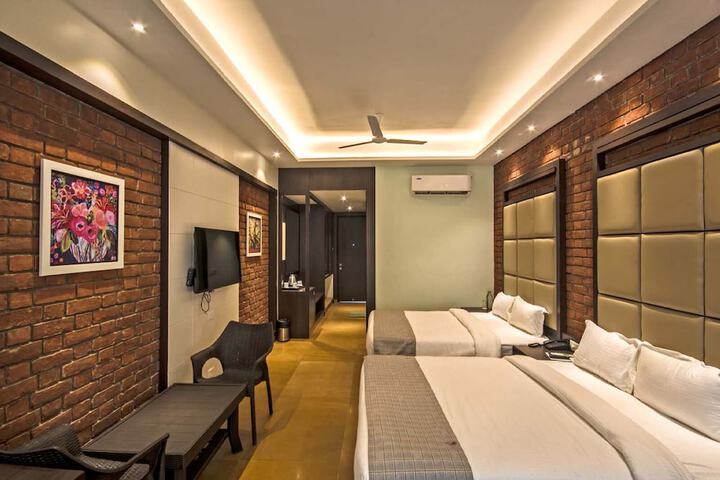 Room 5 of 16