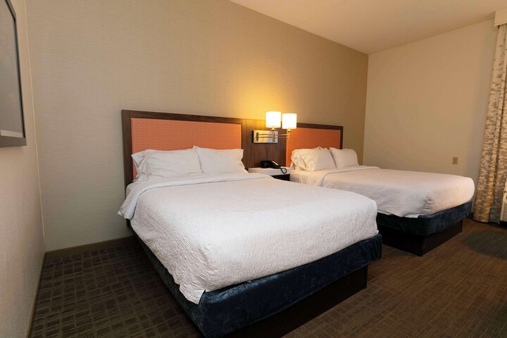 2 Queen Beds with Refrigerator, Microwave Nonsmo (4 of 5)
