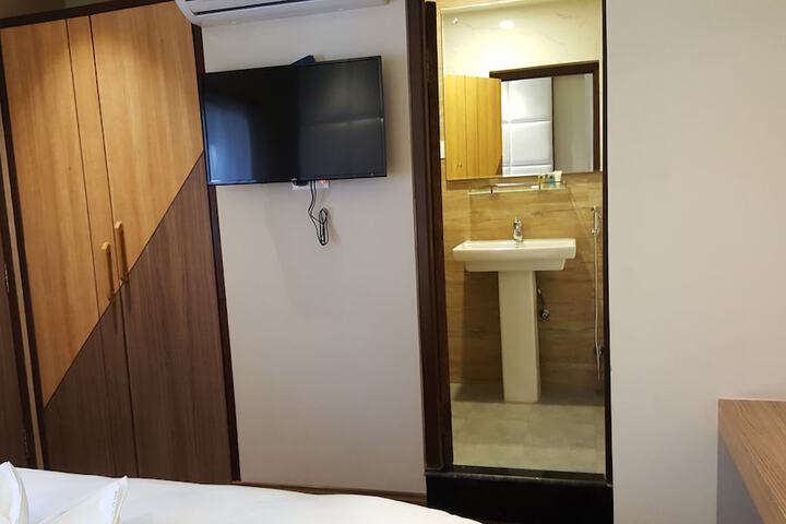 Room 6 of 33