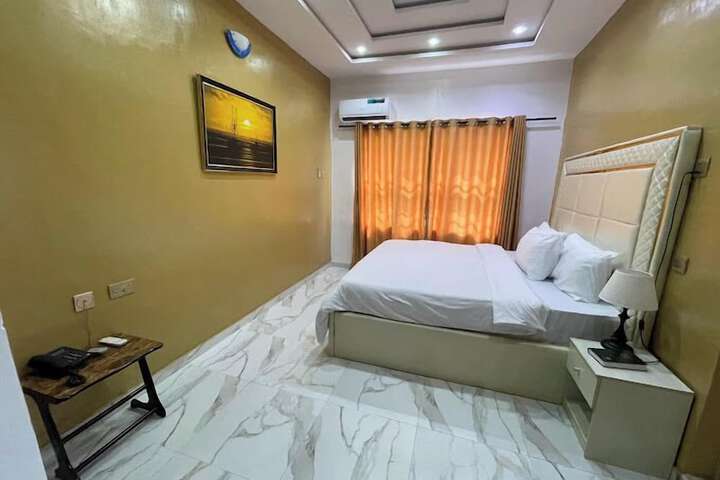 Room 11 of 80