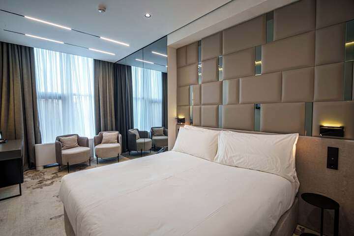 Room 4 of 18