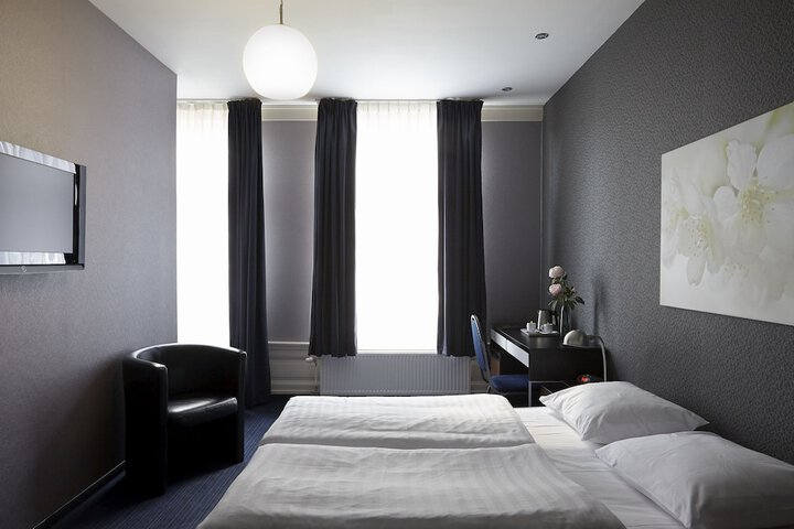 Room 10 of 24