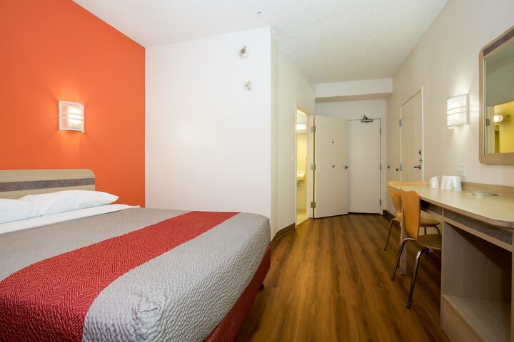 1 Queen Bed (1 of 15)