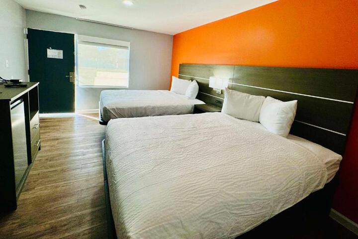 2 Queen Beds (2 of 7)