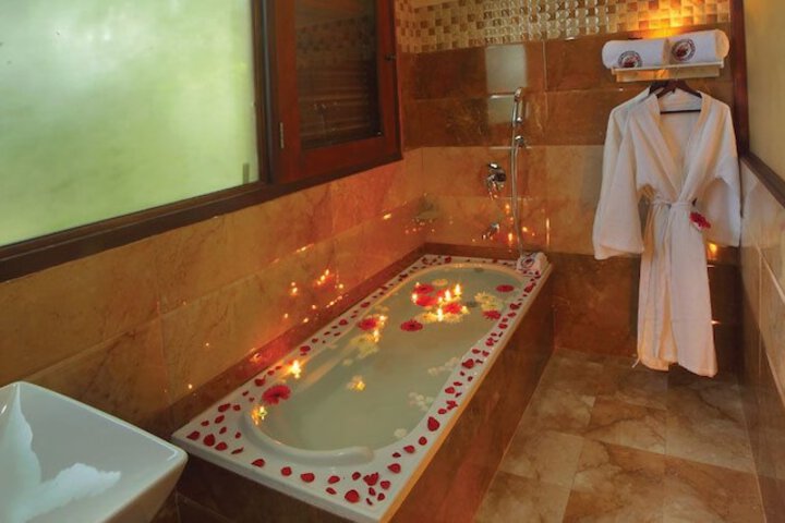 Deep soaking bathtub