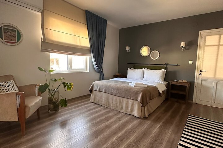 Room 3 of 37