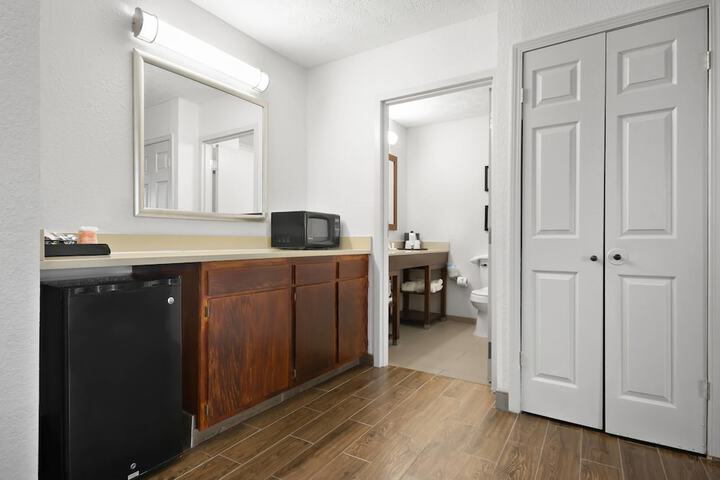 Room 52 of 80