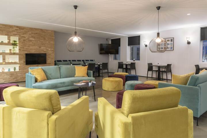 Lounge 92 of 114