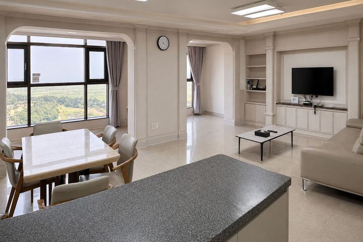 Room 52 of 79