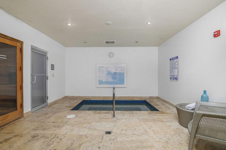 Indoor spa tub