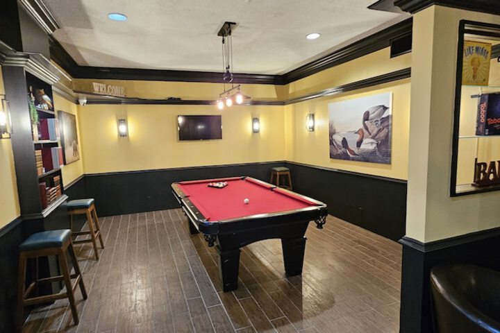 Lounge 23 of 27