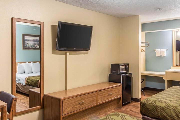 2 Queen Beds (11 of 12)