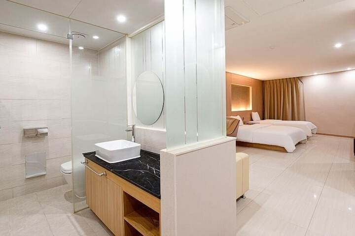 Room 36 of 90