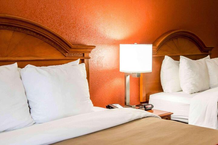 2 Queen Beds (6 of 9)
