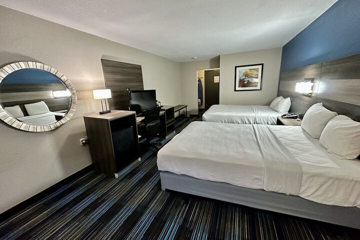 2 Queen Beds (2 of 8)