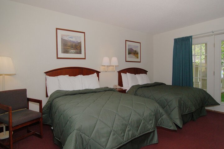 2 Queen Beds River View Balcony (4 of 11)