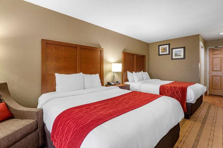 2 Queen Beds (5 of 9)