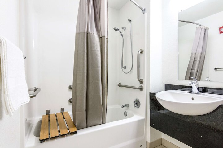 1 Double Bed Accessible (4 of 6)