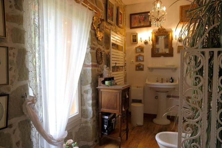 Room 4 of 8