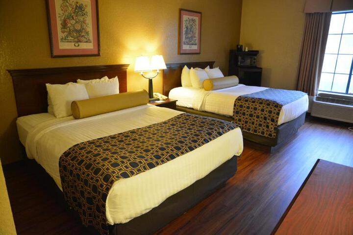 2 Queen Beds (3 of 4)