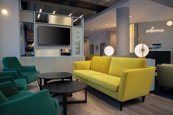 Lounge 44 of 54