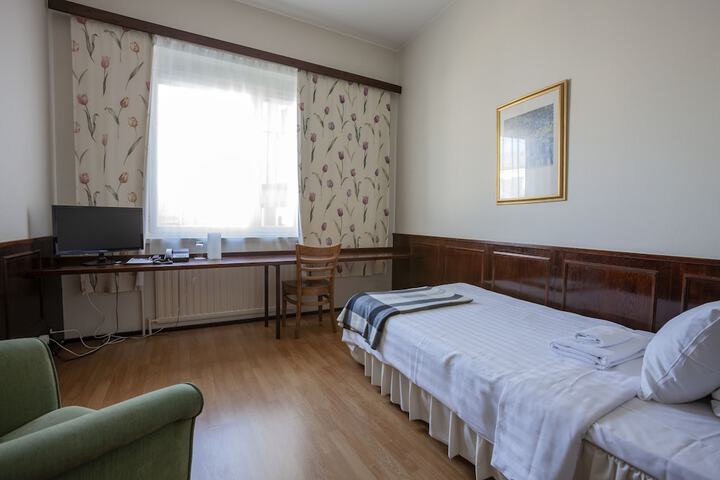 Room 4 of 40