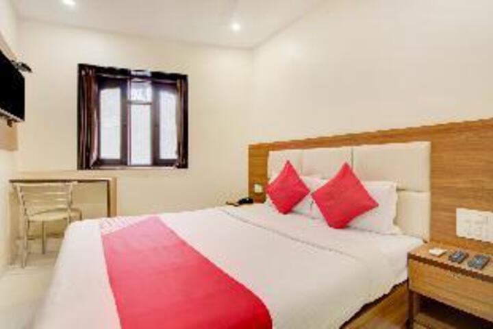 OYO 77793 Hotel Gold West Inn