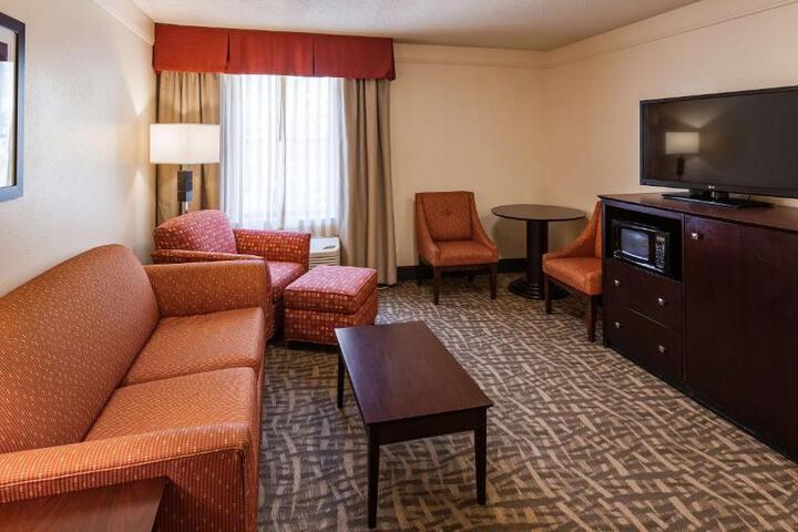 1 King Bed Pillowtop Bed Microwave and Refrigerator Full Breakfast (6 of 14)