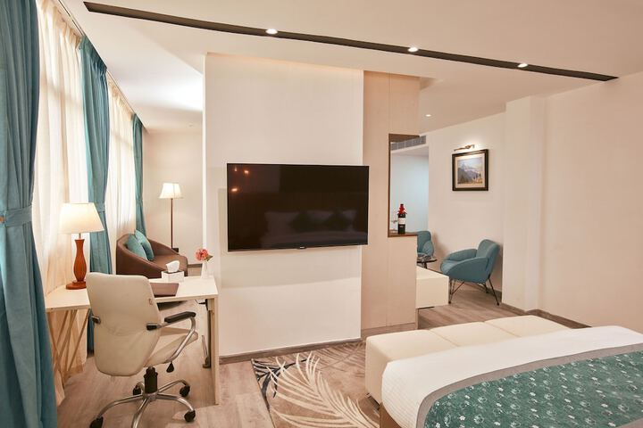 Room 4 of 28