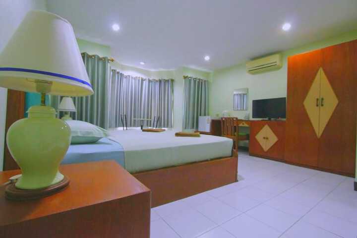 Room 4 of 17