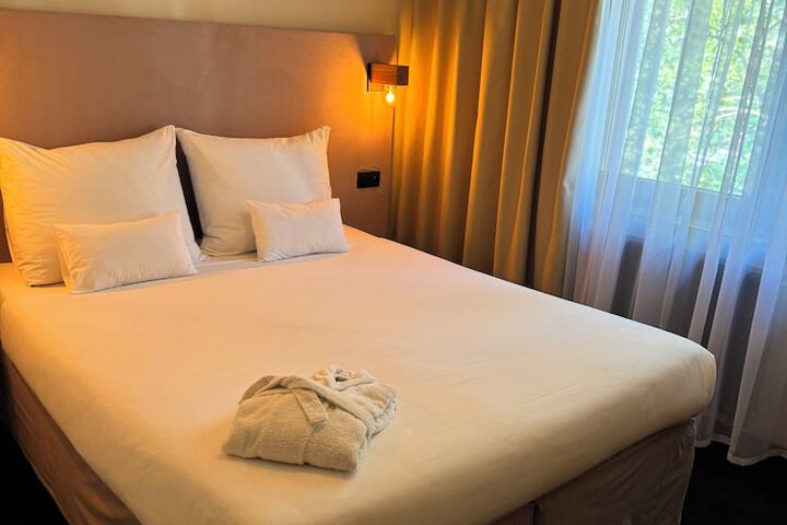 Room 9 of 37