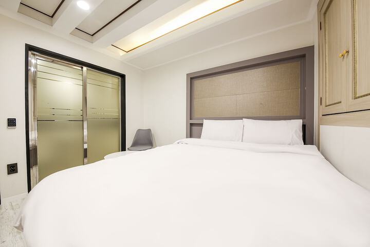 Room 17 of 33