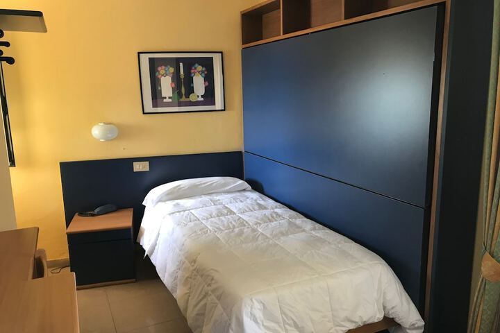 Room 7 of 16