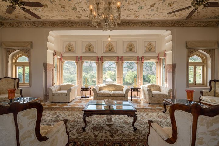 Lobby lounge