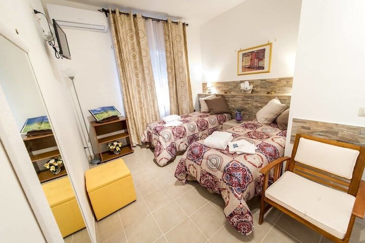 Room 4 of 16