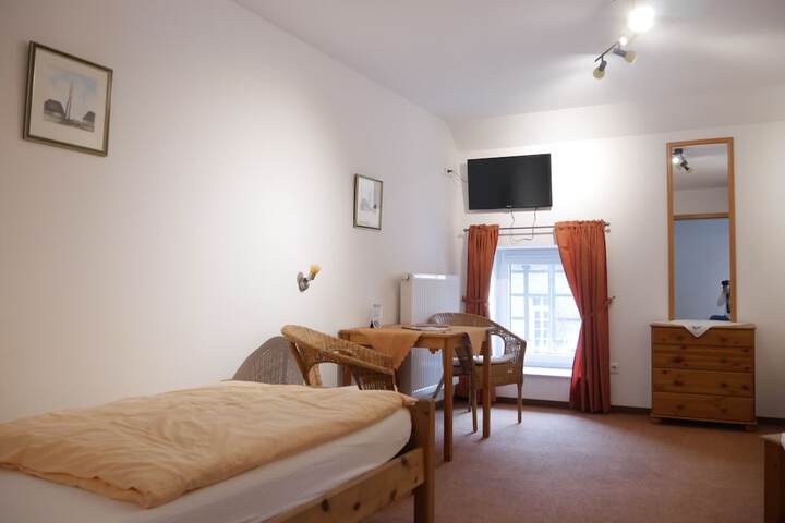 Room 7 of 33